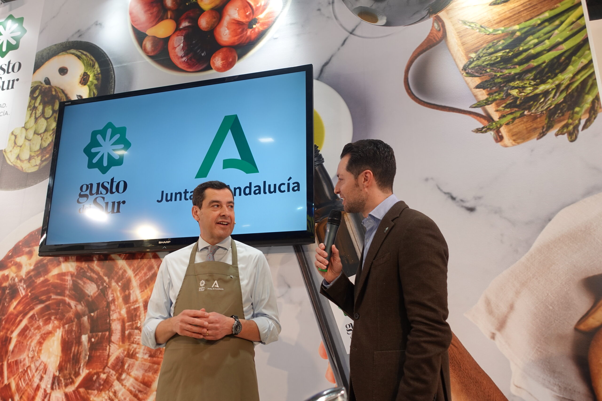 El presidente de la Junta de Andalucía, Juan Manuel Moreno Bonilla, en el estand de Gusto del Sur en Madrid Fusión.